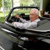 Unternehmer Max Schuster aus Stadtbergen bei Augsburg in seinem Mercedes 300 SL. Im Juli 2023 wurde der Oldtimer kurzzeitig beschlagnahmt.