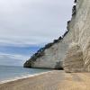 Die weißen Kreidefelsen der Baia Vignano erheben sich steil aus dem Meer.