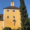 Die Außenaufnahme zeigt die Turmkapelle des Schlosses in Nordendorf vom Park aus.