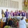 Zahlreiche Priester erwiesen Sr. Gunda die letzte Ehre. Am Altar in der Kapelle St. Florian: Dr. Andreas Magg, Direktor des Landescaritasverbands Bayern, Domkapitular i.R. Franz-Reinhard Daffner, Caritas-Direktor der Diözese Würzburg Clemens Bieber, Bischof Dr. Bertram Meier, Martin Riß, Geistlicher Direktor des Dominikus-Ringeisen-Werks sowie Bischofsvikar Walter Merkt.