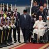 Papst Franziskus auf großer Tour - im Bild beim Empfang in Indonesien kurz nach der Landung auf Jakartas internationalem Flughafen. Viele Beobachter hatten nicht erwartet, dass der gesundheitlich angeschlagene Pontifex noch zu einer derart kraftraubenden Reise aufbrechen würde.  