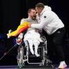 Trainer Alexander Bondar feiert mit Paralympics-Sieger Maurice Schmidt.