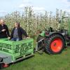 Wilkommen im «Elstar-Express»: Kees de Jong (rechts) macht Besuchertouren mit dem Traktor in den Plantagen seines Cousins Kees van Blyderveen.