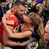 Die Beziehung zu Superstar Taylor Swift hat Travis Kelce weit über NFL-Kreise hinaus berühmt gemacht.