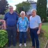 Dekan Stefan Gast (links) und zweiter Bürgermeister Hans Schweizer (rechts) gratulierten Gerdi Bergmair zu ihrem 85. Geburtstag. 