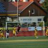 Packende Strafraumszenen, wie hier vor dem Tor Oberriedens (schwarze Trikots), ließen beim Kreisliga-Derby zwischen dem TSV Mindelheim und dem SV Oberrieden keine Langeweile aufkommen.