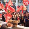 Auf der Betriebsversammlung in Wolfsburg begrüßen Mitarbeiter den Vorstand mit scharfem Protest gegen die jüngsten Sparpläne.