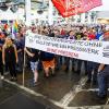 Auf der Betriebsversammlung in Wolfsburg begrüßen Mitarbeiter den Vorstand mit scharfem Protest gegen die jüngsten Sparpläne.