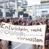 Auf der Betriebsversammlung in Wolfsburg begrüßen Mitarbeiter den Vorstand mit scharfem Protest gegen die jüngsten Sparpläne.