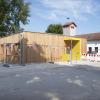 Neben dem Feuerwehrhaus steht der neue Holzbau für die Kindertagesstätte in Riederau.