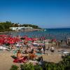 Kroatien ist ein beliebtes Urlaubsziel. An einem Strand auf der Insel Pag kam es bereits vor drei Jahren zu einer Schlägerei. Die mutmaßlichen Täter aus Augsburg müssen sich derzeit vor Gericht verantworten.