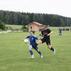 Das Team des FC Loppenhausen steht vor der neuen Bezirksoberligasaison: Am Samstag wird – wie hier Hannah Binder – gegen den TSV Schwaben um jeden Ball gekämpft. 