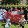 Bei der Scheckübergabe von links: Peter Waimer, Mark Gamperling, Nicole Waimer und Nadine Schmid mit Kindern der Grundschule Neu-Ulm Stadtmitte.