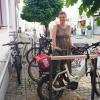  Die Radverkehrsbeauftragte der Stadt Günzburg, Daniela Fischer, präsentiert die neuen Anlehnbügel in der Innenstadt. 