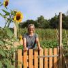 Martina Tauber am Tor des Gemüsegartens bei den Waldfüchsen. Hier pflanzen die Erzieherinnen gemeinsam mit den Kindern Tomaten, Kürbisse und Kartoffeln an.