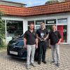 Das Autohaus Bader konnte kürzlich Viktor Huchler (Bildmitte) für 10-jährige Betriebszugehörigkeit auszeichnen. Ihm gratulieren die beiden Junior-Chefs Florian (links) und Andreas Bader (rechts).