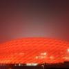 Möglich, dass die Allianz-Arena in München im Abendnebel leuchtet, wenn der FCA im November dort gastiert. 