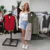 Marina Kobold, Verkäuferin des Pop-up Stores von der Aktion Hoffnung, mit ihrem Lieblingsstück.