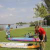 Vor dem Stand-Up-Paddling müssen die Boards aufgepumpt werden. Eine nicht zu unterschätzende Aufwärmübung für Florian Dreher (links) und Redakteur Sebastian Richly.