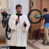 Der Fahrradgottesdienst – im Bild Mesner Martin Ruhland – in der Aichacher Stadtpfarrkirche war gut besucht. Das Internet-Video von der Radlmesse wurde millionenfach geklickt. Die Pfarreiengemeinschaft erhielt Reaktionen aus aller Welt.