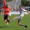 Kaum ein Durchkommen gab‘s zuletzt für den FC Günzburg im Spiel beim BC Rinnenthal. Hier bleibt Neuzugang Luca Kuster an Andreas Näßl hängen.