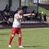 Rothosen-Coach Michael Mayerle zeigt an, wo es langgehen soll. Im Heimspiel am Sonntagabend gegen Spitzenreiter FC Maihingen sind seiner Höchstädter Kicker voll gefordert.