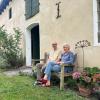 Susanne Gampfer und Roland Göttig vor ihrem Haus. 