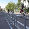 In der Augsburger Hallstraße wichen zwölf Auto-Parkplätze für rund 70 Fahrradständer. Die Verkehrsberuhigung vor dem Holbein-Gymnasium ist Dauerthema.