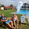 Andreas Paulus und Hans Riedel haben es sich bei der Landpartie im Haselbacher Freibad in den MZ-Liegestühlen bequem gemacht. 