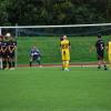 Standhaft: Neben dem Angriff hat auch die gute Defensive des FC Bad Wörishofen (schwarze Trikots) ihren Anteil am famosen Auftritt in der Bezirksliga.