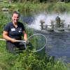 
 Isabell Schwegel in einem der Becken des Fischereihofes in Salgen. Noch immer sind die Folgen der Flut im Juni zu spüren.