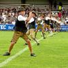 Beim Fußball-Benefizspiel zwischen dem FC Augsburg und dem SSV Ulm, das über 2.500 Zuschauende auf den Kaiserberg in Dinkelscherben lockte., zeigten auch Weltmeister Richard Negele und seine Mitstreiter ihr Können im Goaßlschnalzen.