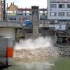 Mehrere Lastwagen schütteten am Freitag Kalkgestein in die Donau. Entstehen soll so eine Halbinsel, mithilfe der die Gänstorbrücke angerissen wird.