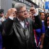 Auch der Anführer der Linkspartei, Jean-Luc Melenchon (M), nimmt an der Demonstration in Paris teil.