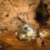 In der Höhle haben Forscherinnen und Forscher die älteste Figur eines Menschen gefunden.