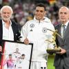 Rudi Völler (l) hört 2026 als DFB-Sportdirektor aus. Beim Ungarn-Spiel zeichnet er gemeinsam mit DFB-Präsident Bernd Neuendorf (r) Nationalspieler Jamal Musiala nach seinen drei EM-Toren aus.