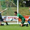 Für Aystettens Kapitän Fabian Krug (rechts) war dies der Moment, als die Niederlage beim FC Gundelfingen nicht mehr zu vermeiden war. Krug verursachte einen Elfmeter an FCG-Angreifer Leon Sailer, der zum vorentscheidenden 3:0 führte. So sehr sich Keeper Daniel Mrozek (links) auch streckte. 