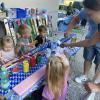 Unter fachkundiger Anleitung entstanden viele bunt bemalte Zaunlatten für
den Kinderspielplatz. 