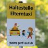 Ein Schild warnt vor Elterntaxis an einer Grundschule.