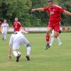 Der TSV Mönchsdeggingen (in Rot, mit Torschütze zum 1:0 Philipp Beck) und die Jura Kickers (mit der Nummer 5: Johannes Meyr) haben sich mit einem leistungsgerechten 2:2 getrennt. 