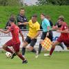 Zählte einmal mehr zu den Aktivposten aufseiten des Kreisliga-Aufsteigers SV Neuburg: Kilian Kustermann (hier im Duell mit den Offingern Jannik Grondinger und Jonas Schmidt-Ferbar).