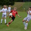 In der ersten Halbzeit dominierte die SG Thierhaupten/Baar mit 4:0, im zweiten Durchgang holte der FC Emersacker zum 4:3 auf. Hier zaubert Niklas Landfried, der Torschütze zum 0:1, gegen Moritz Förg und Simon Ohnheiser (rechts). 