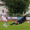 Der Meringer Simon Stiegelmair erzielte in dieser Szene das zwischenzeitliche 3:0 gegen den FC Kleinaitingen. Der Schlussmann der Gäste, Simon Lauterer, war machtlos. 