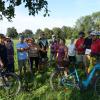 Sie ließen sich die Geschenke der Natur schmecken: Die Radtour der Bund-Naturschutz-Ortsgruppe führte zu Steuobstwiesen rund um Türkheim.  