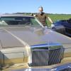 Günther Fischer mit seinem Lincoln Continental aus den 1970er Jahren, der auch in den USA zur Luxusklasse gehörte.