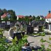 Beerdigungen auf dem kirchlichen Friedhof in Klingsmoos sind laut Satzung nur für Katholiken der Pfarrei möglich. Ausnahmen müssen von der Kirchenverwaltung beschlossen werden. 