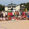 Das waren alle Teilnehmerinnen und Teilnehmer des „Straßenturniers“ auf dem neuen Beachvolleyballplatz in Rott.