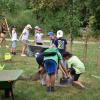 Fleißig gingen die Kinder bei der Pflanzaktion zu Werke.