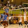 Die Spitzenvereine WWK Herrsching (mit Trikots im Trachten-Stil) und VK Karlovarsko beeindruckten in der Hermann-Kessler-Halle mit ihrem Volleyball auf Top-Niveau.