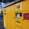 Ein Automat namens Poststation steht vor der Zentrale von DHL in Bonn.